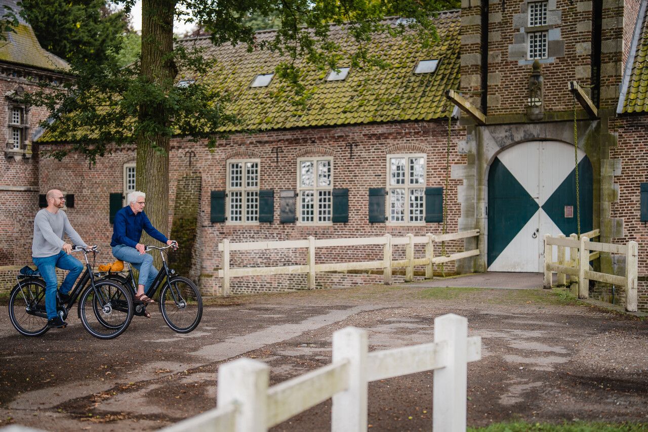 Kloosterkasteel Gemert met fietsers