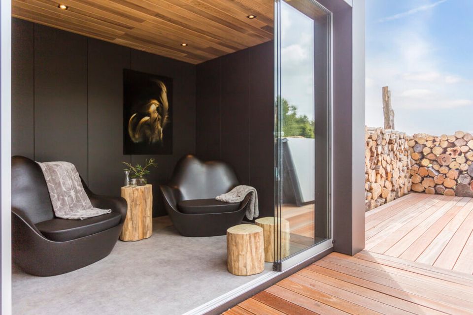 Zitruimte met twee luxe stoelen van accommodatie Het Veld