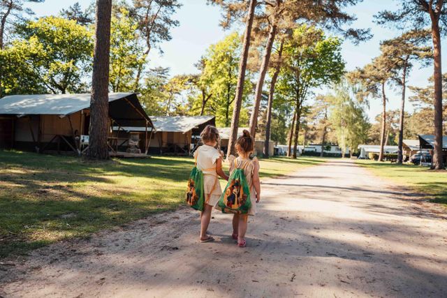 2 Kinderen met rugzakje op de camping