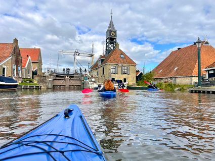 Slow travel naar  Hindeloopen met kano van Welgelgen Workum