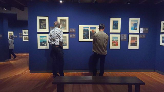 Bezoekers in tentoonstelling Kawase Hasui in Japanmuseum SieboldHuis