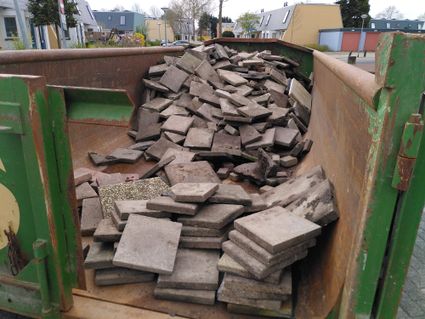 Container met stoeptegels