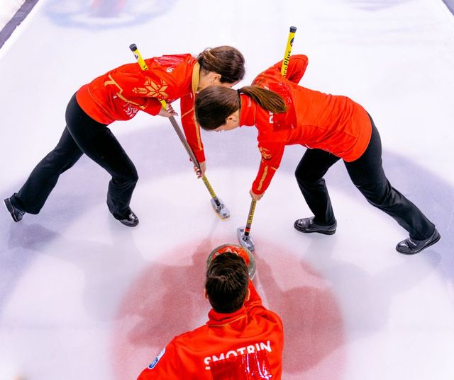 personen die curling spelen