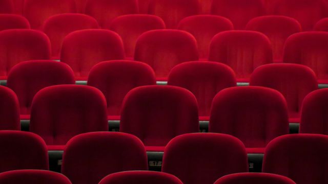 rode stoelen in een theaterzaal