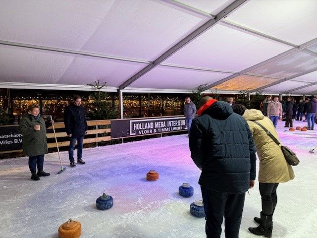 Personen die curling spelen