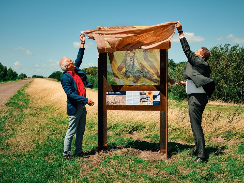 Onthulling doorkijkpanelen door twee mannen.