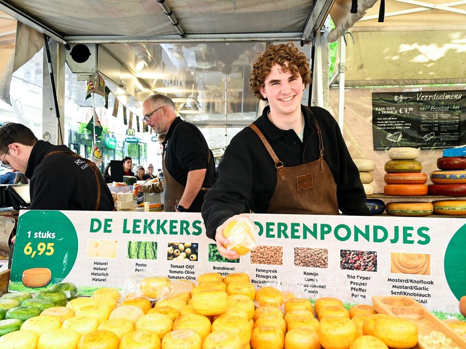 Medewerker van de kaas kraam op de Markt in Delft