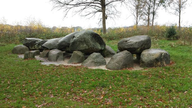 Tussen de fietsknooppunten 69 en 52 ligt dit Hunebed en wist je dat er ook een grafheuvel niet daar vandaan in het bos verscholen ligt? Tussen knooppunten 69 en 52.