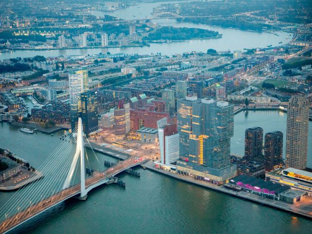 Luchtfoto van de stad Rotterdam met uitzicht op de skyline en de erasmusbrug