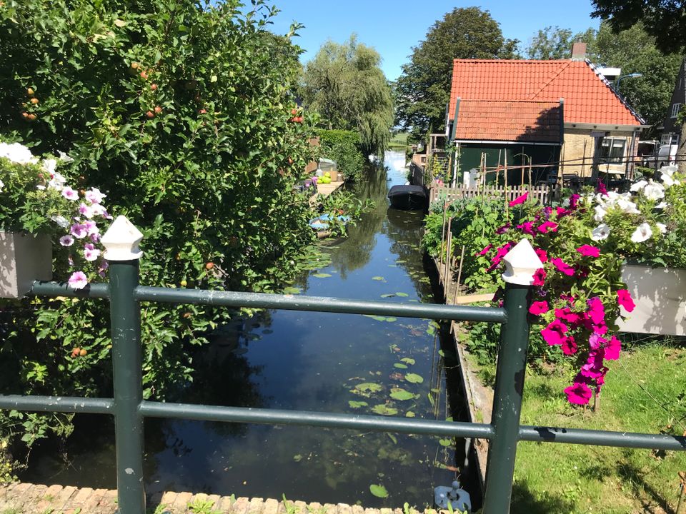 Sloot in Molkwerum vanaf de brug.