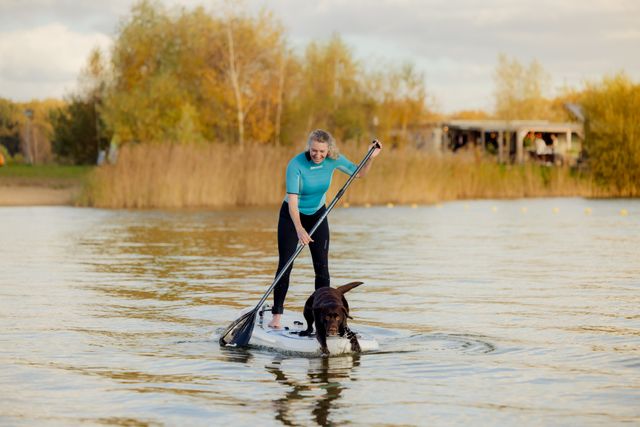 vrouw aan het suppen met hond