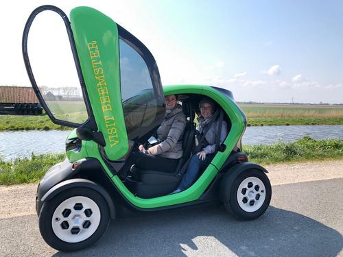 Twee meiden in een Beemster Twizy.