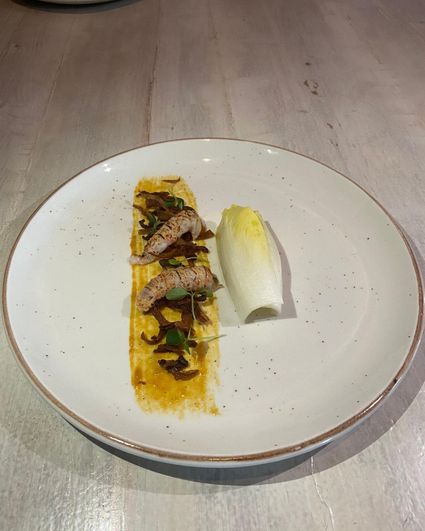 Opgemaakt bord met witlof bij Restaurant de Landerij