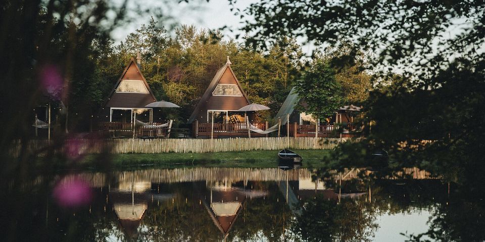 Cosy A-frame huisje voor vier of zes personen. Luxe en comfort ineen! Gelegen aan de pingo met uniek uitzicht op het water. Sommige met hottub te boeken.
