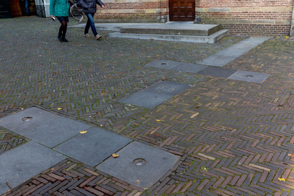 Contouren castellum op het Kerkplein in Woerden