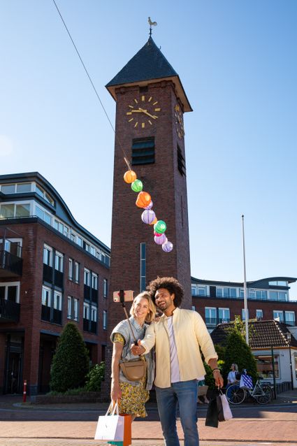 selfie maken voor de toren in Surhuisterveen