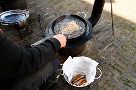 Versgebakken poon bij de visafslag in Woudrichem