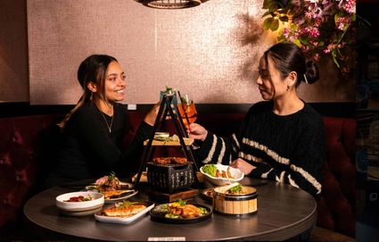 Jong stel zit aan tafel in restaurant