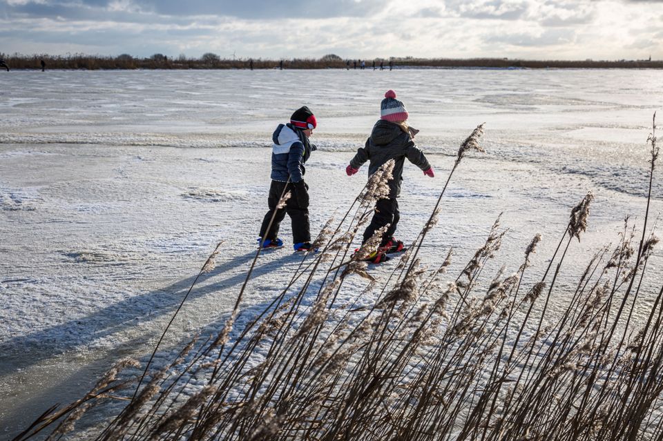 Twee kinderen die schaatsen op de Brekken in Sneek