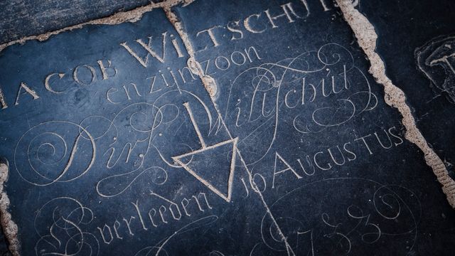 Een gegraveerde steen in de Grote Kerk Edam