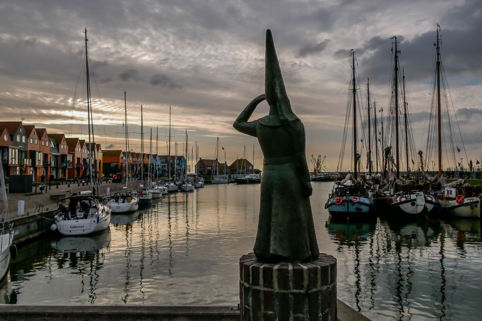 standbeeld vrouwtje van stavoren kijkt uit over de haven