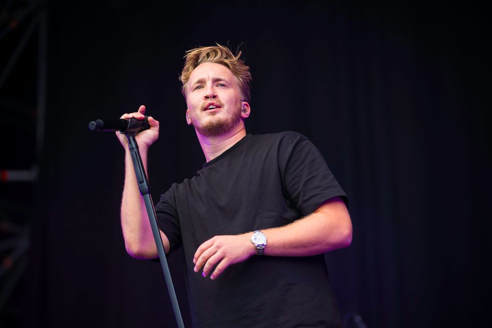 Optreden van Snelle tijdens Festival ’t Wonder in Woerden, Groene Hart. Nederlandse artiest zingt op het hoofdpodium tijdens een liveconcert met livemuziek, popmuziek en festivalsfeer op een drukbezocht zomerfestival.