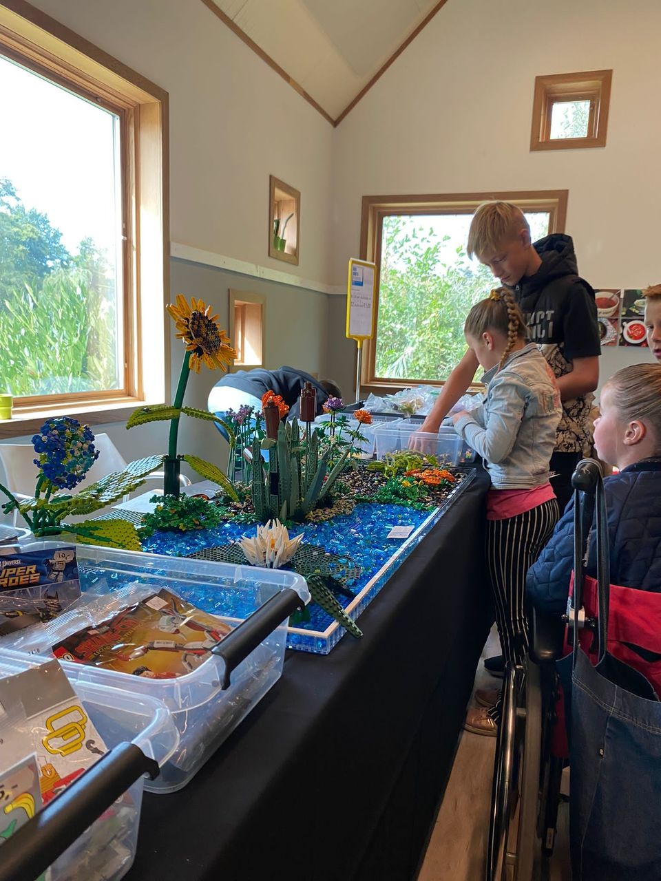 Kinderen kijken naar bloemen gemaakt van LEGO