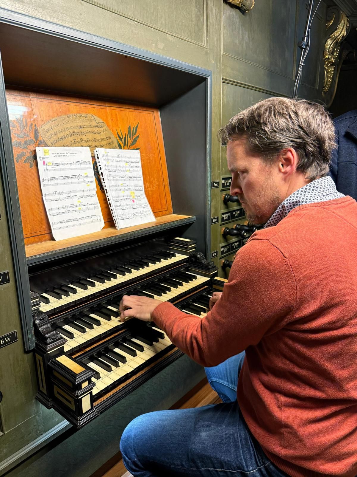 Foto links: Tobias Groeneveld ( eigen foto).
Foto midden: Tobias Groeneveld (eigen foto).
Foto links: Arp Schnitger-orgel Uithuizen, foto door Jelle Marseille.