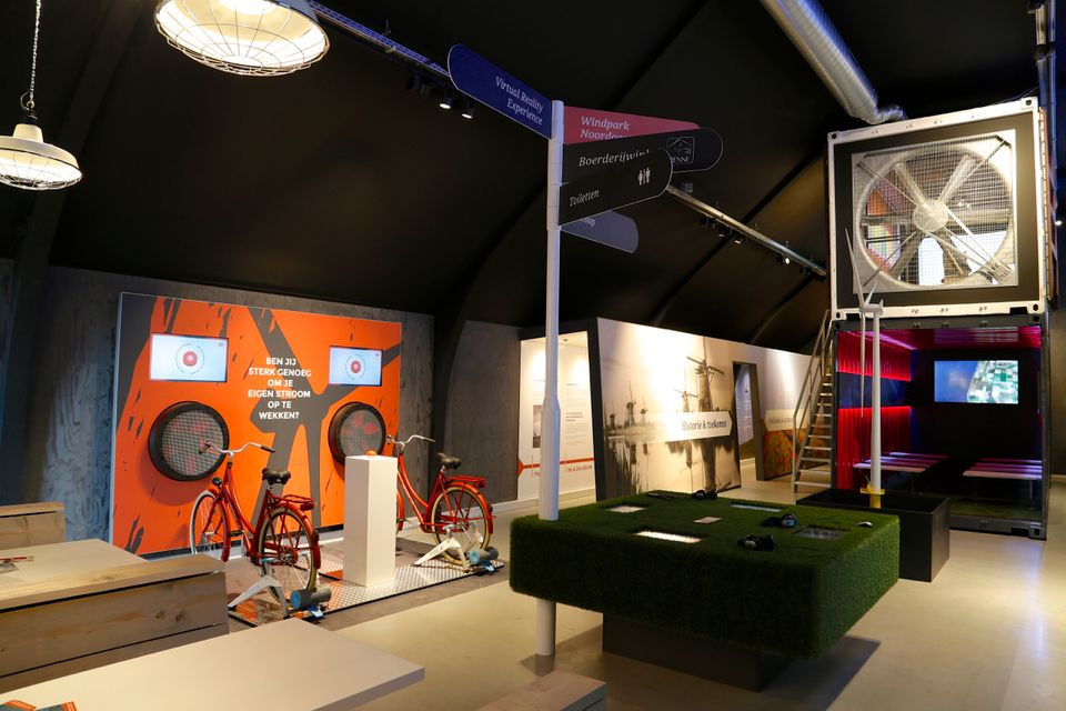 Twee simulatiefietsen een windmachine en een muur waar de geschiedenis op verteld wordt in Nagele in de Noordoostpolder.