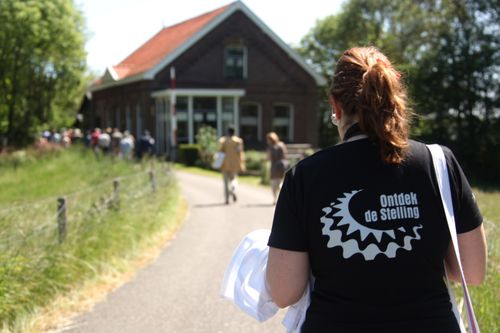 Een vrouw die aan het gidsen is