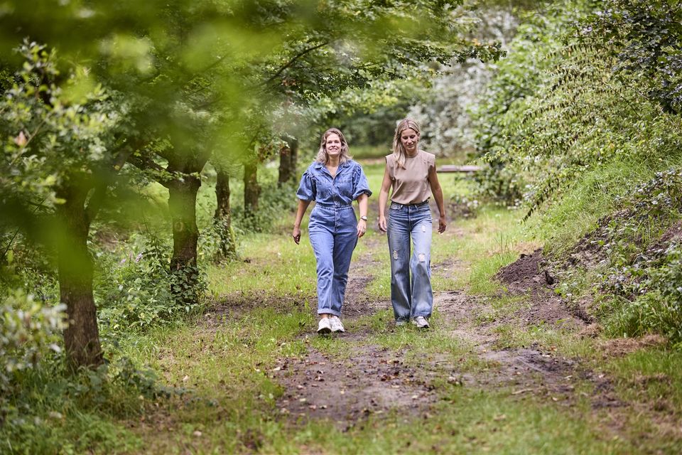 Vriendinnen wandelen een ommetje