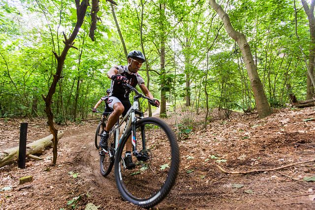 1 mountainbiker op het parcours