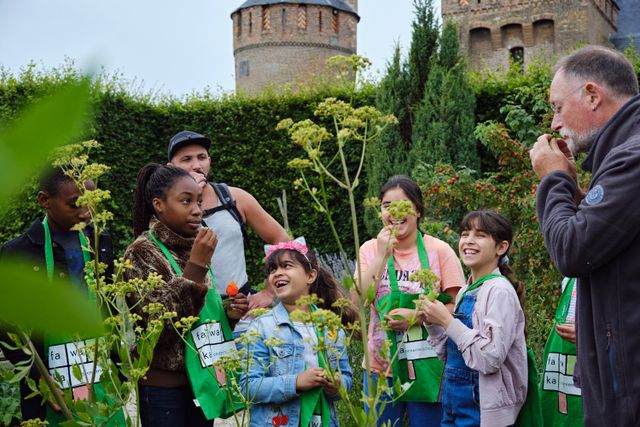Kinderen ontdekken de kasteeltuin van Muiderslot tijdens historische proeverij en tuinsafari