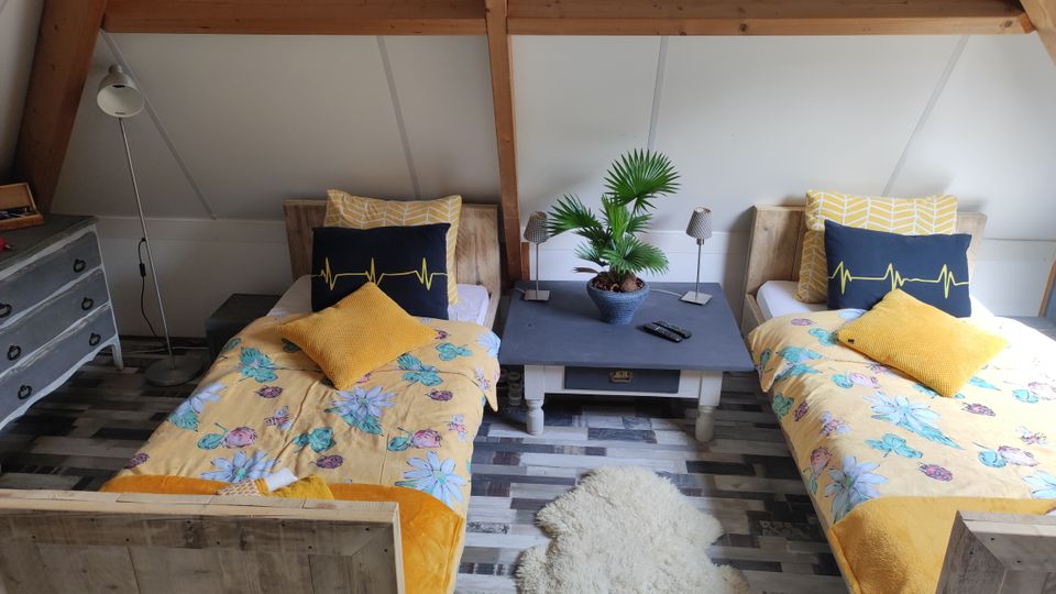 Kamer op de 1e verdieping met uitzicht op een molen en met eigen badkamer (de douche en wastafel zijn op op de begane grond)