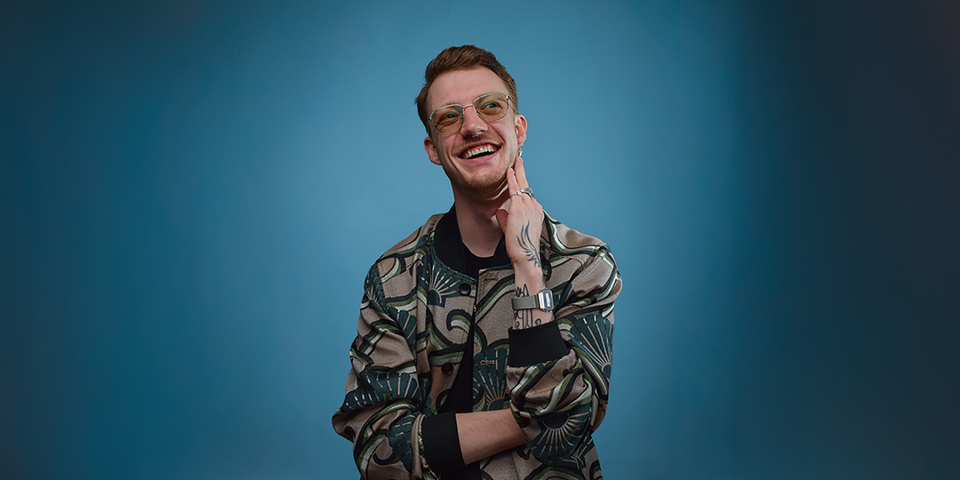 Foto van Nick van Leeven met een blauwe achtergrond
