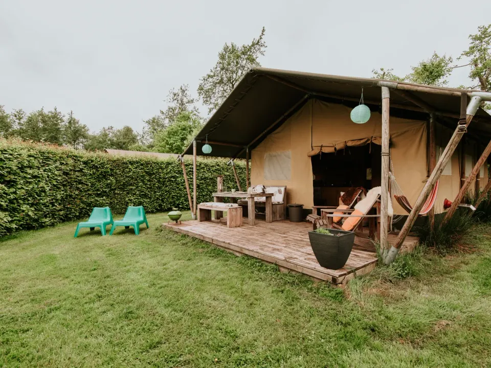 Safaritent bij Kampari in Delfstrahuizen.