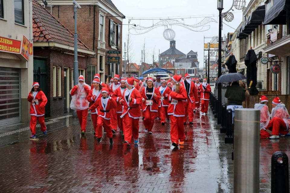 Kerstmannen en kerstvrouwen rennend door Purmerend