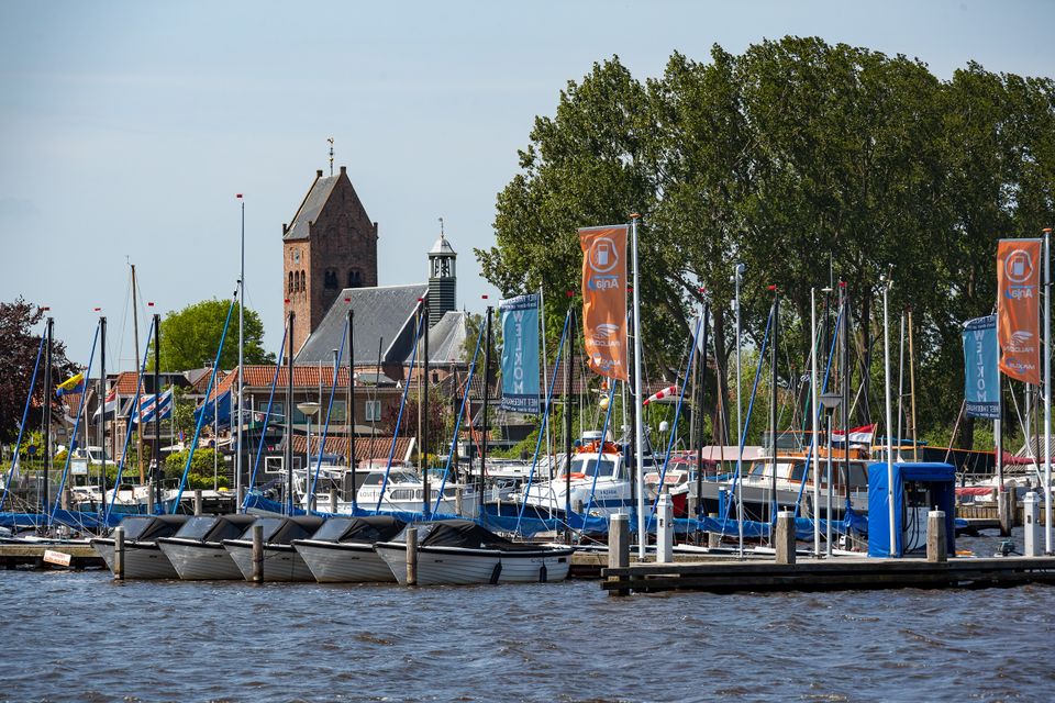 Een zomerige foto van een haven in grou