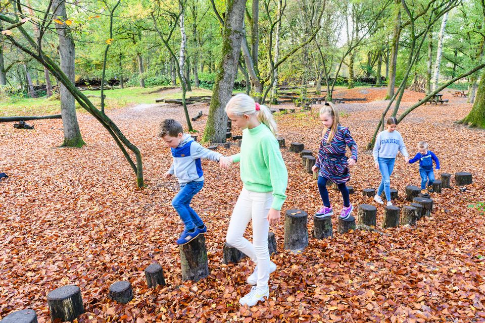 Kinderen spelen in Speelbos 't Laer