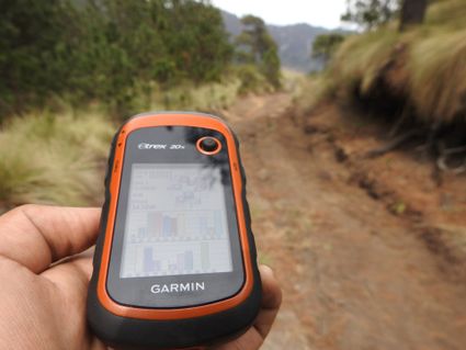 Foto van een gps. Hiermee kun je een Geocache route volgen en caches (schatten) vinden die verstopt zijn!