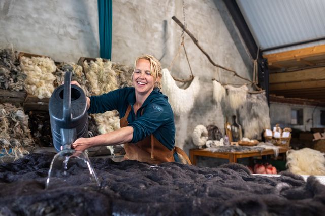Ambachtelijk wolvilten bij Vacht & Wol in Harmelen, waar wol van eigen schapen wordt bewerkt tot duurzame producten, onderdeel van Hollandse Ambachten Utrecht Region.