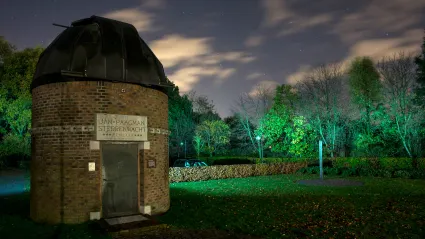 gebouw van de sterrenwacht bij avond