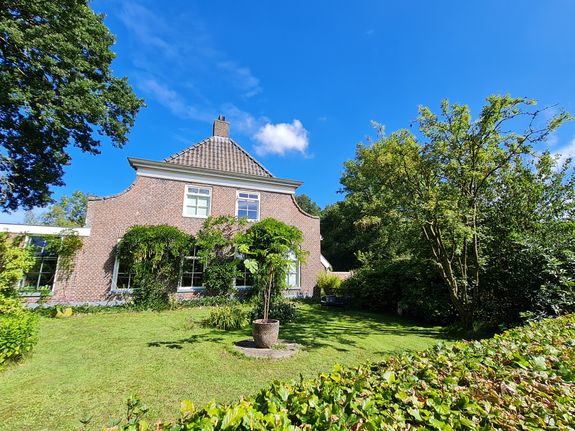 voorzijde vakantiehuis en tuin