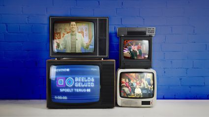 Op elkaar gestapelde beeldbuis-tv's met op de schermen stills uit Praatjesmakers