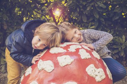 Kinderen leggen hun hoofd op een muzikale paddenstoel bij de Efteling Kaatsheuvel