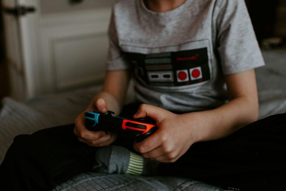 Een close-up van een jongen die aan het gamen is
