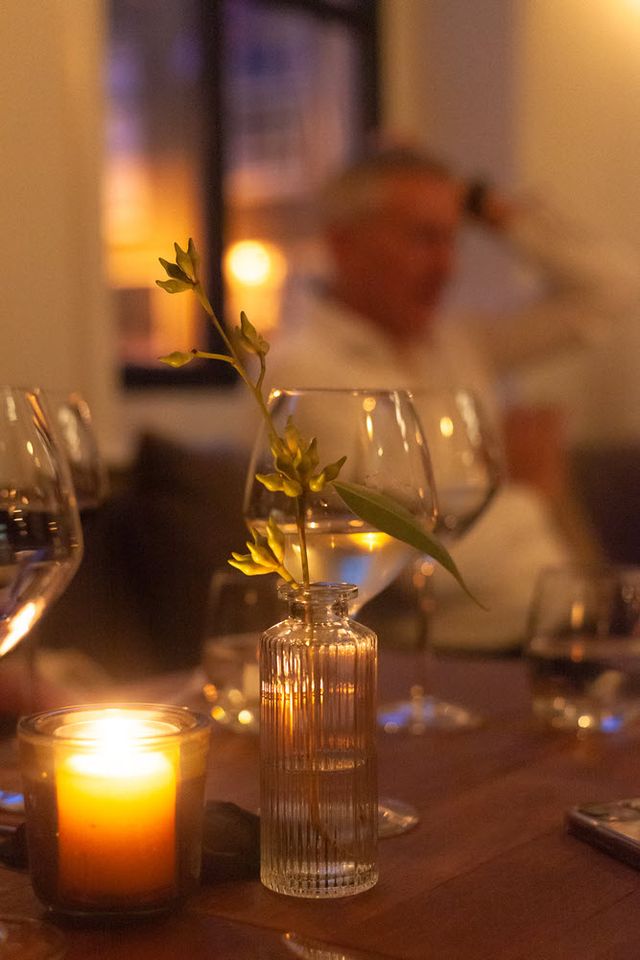 Wijnglas met sfeerbeeld Restaurant Beniras in Leiden