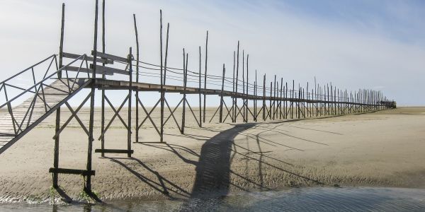 De veerboot ligt gereed voor vertrek. De steiger wordt aan het begin van het jaar opgebouwd en aan het eind van het jaar weer afgebroken.