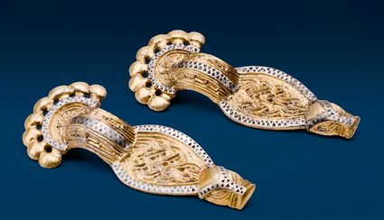 Zilveren beugelfibula’s, gevonden in het Merovingisch grafveld in het Lentseveld.