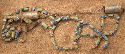 Halsketting van kleurrijke glazen kralen uit een (vrouwen)graf.